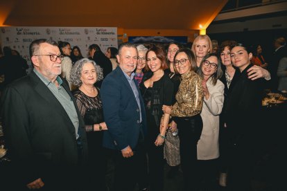 Los asistentes a la gala de los I Premios de la Mujer durante el cóctel tras la ceremonia.