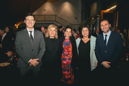 Los asistentes a la gala de los I Premios de la Mujer durante el cóctel tras la ceremonia.