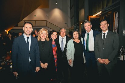 Los asistentes a la gala de los I Premios de la Mujer durante el cóctel tras la ceremonia.