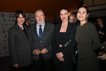 Los asistentes a la gala de los I Premios de la Mujer durante el cóctel tras la ceremonia.
