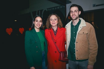 Los asistentes a la gala de los I Premios de la Mujer durante el cóctel tras la ceremonia.