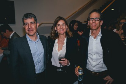 Los asistentes a la gala de los I Premios de la Mujer durante el cóctel tras la ceremonia.