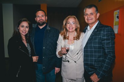Los asistentes a la gala de los I Premios de la Mujer durante el cóctel tras la ceremonia.