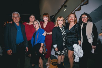 Los asistentes a la gala de los I Premios de la Mujer durante el cóctel tras la ceremonia.