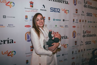 Los asistentes a la gala de los I Premios de la Mujer durante el cóctel tras la ceremonia.
