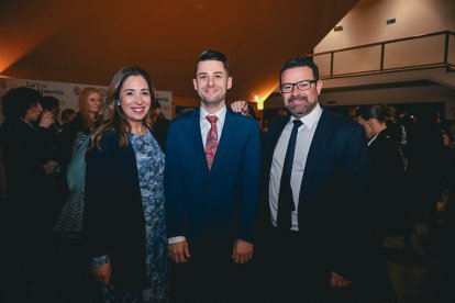 Los asistentes a la gala de los I Premios de la Mujer durante el cóctel tras la ceremonia