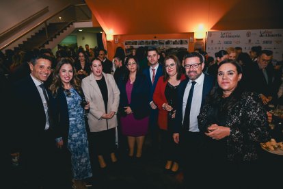 Los asistentes a la gala de los I Premios de la Mujer durante el cóctel tras la ceremonia