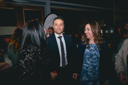 Los asistentes a la gala de los I Premios de la Mujer durante el cóctel tras la ceremonia