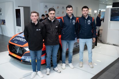 Los pilotos Pepe López y Pepe Alvarez, presentes en el acto con sus dos copilotos.