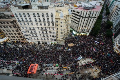 Centenares de personas durante una manifestación para exigir la dimisión de Mazón, a 1 de marzo de 2025, en Valencia.