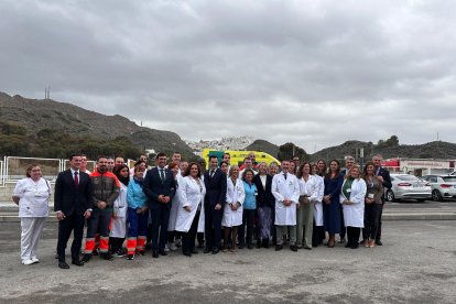 Autoridades posan junto a los trabajadores del Centro de Salud.