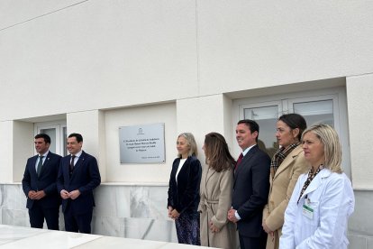 Autoridades junto a la placa de inauguración.