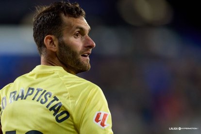 Leo Baptistao con la mirada perdida en el campo de Ipurúa.
