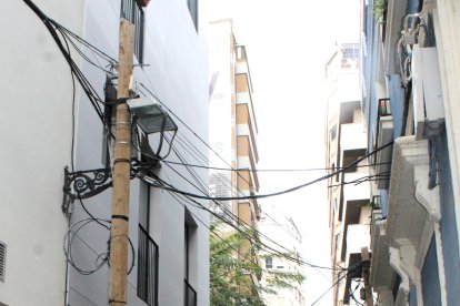 La calle Trajano, junto al Paseo, exhibe un espectáculo de cables.