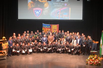 Foto de familia de los Bomberos del Levante, celebrando el día de su patrón.