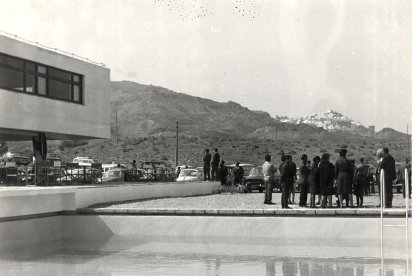 Vista del Parador recién inaugurado con el caserío blanco de Mojácar al fondo y en primer plano la piscina.