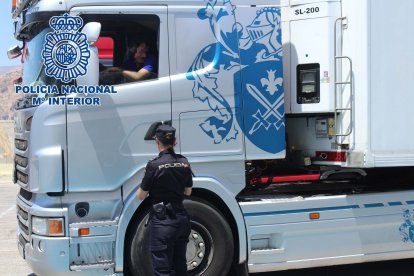 Agente de la Policía Nacional durante la OPE.