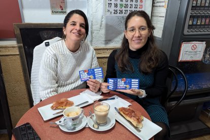 Dos ruteras en la cafetería Amelie.