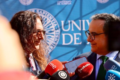 Entrega de la Medalla de Oro de la Universidad de Almería a Tomatito.