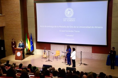 Entrega de la Medalla de Oro de la Universidad de Almería a Tomatito.