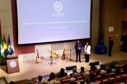 Entrega de la Medalla de Oro de la Universidad de Almería a Tomatito.