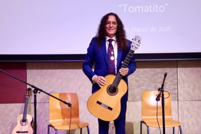 Entrega de la Medalla de Oro de la Universidad de Almería a Tomatito.