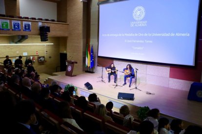 Entrega de la Medalla de Oro de la Universidad de Almería a Tomatito.