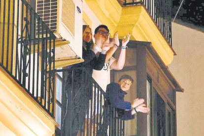 Una familia almeriense saliendo al balcón durante el confinamiento.
