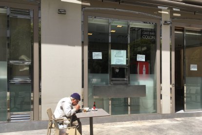 Un hombre comiendo solo en la Plaza Marqués de Heredia durante la desescalada.