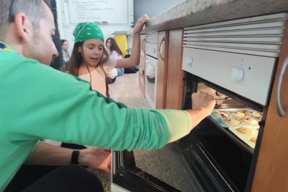 Comprobación del estado de los dónuts en el horno.