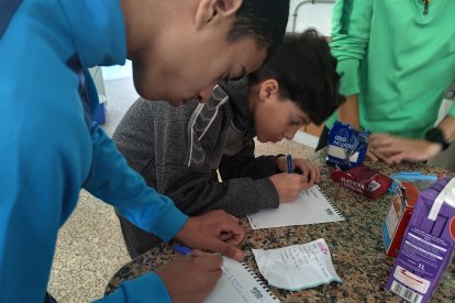 Los jurados toman nota de los pasos que siguen sus compañeras.