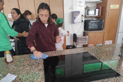 Alumnos y alumnas por igual se turnan para lavar después los enseres utilizados y dejar todo recogido.