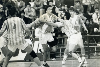 Granados al fondo esperando el pase de gol siempre atento.