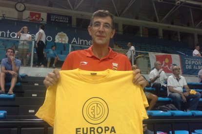 Antonio Granados de cumpleaños feliz con su Europa Óptica Almería.