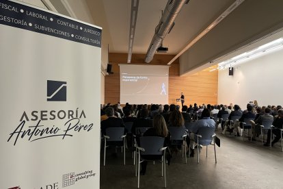 Vista general del auditorio del Palacio de Congresos de Aguadulce, con una notable asistencia de empresarios y empresarias de la provincia