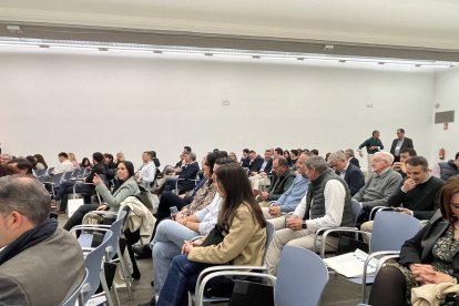 Empresarios almerienses que acuden a las ponencias sobre IA y valentía.