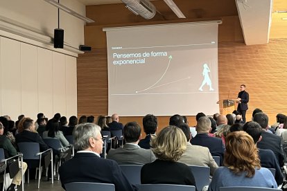 Gabriel Torres, de Karma Agencia, durante su ponencia sobre inteligencia artificial y transformación inteligente de la empresa.