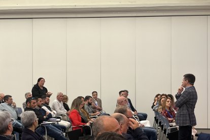 Asistente pregunta al filósofo en la jornada.