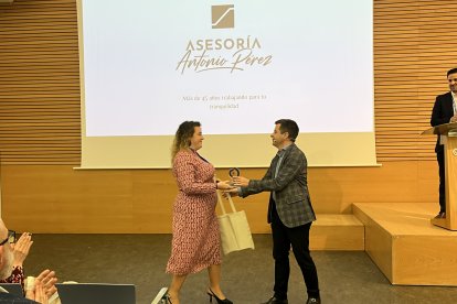 Entrega del trofeo a David Cerdá como recuerdo de su participación en la VI Jornada Empresarial.