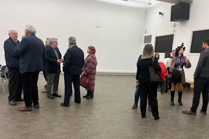 Momento de interacción antes de las ponencias de los expertos.