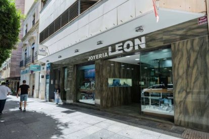 El local de la Joyeria Leon se alquila.