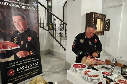 José Antonio Moreno, cortador profesional de jamón, deleitó a los asistentes.