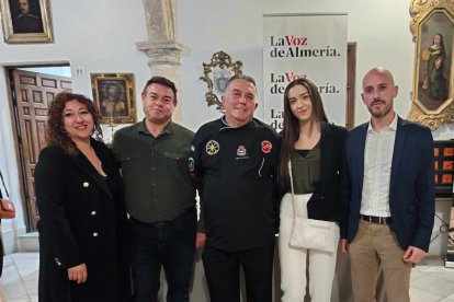 Juanjo, de Macar, y su esposa; el cortador de jamón José Moreno; Helena Sánchez y Francisco Luque, de La Voz de Almería.