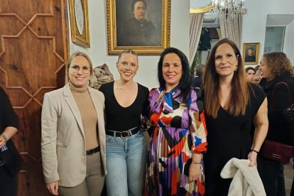 Emma, Ana, Liana y Amanda disfrutando de la cena benéfica.