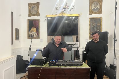 El DJ encargado de ambientar la noche.