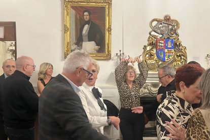 Bailes entre los asistentes durante el evento.