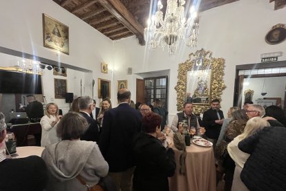 Ambiente acogedor en la Casa del Mayorazgo durante la velada solidaria organizada por Nuevo Futuro Almería.