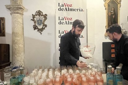 El equipo de Cream elaborando los cócteles que acompañaron la cena.