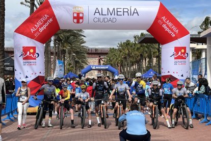 Ciclistas preparados en la línea de salida para dar comienzo a la carrera azul por el autismo.
