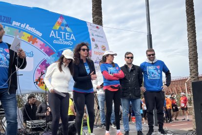 La delegada de la Junta en Almería, Aránzazu Martín, y la alcaldesa María del Mar Vázquez junto a Eva María Pérez, vocal de la Asociación Altea, antes de la carrera azul.